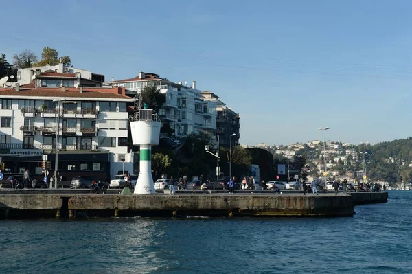 İSTANBUL, TÜRKEYE - 3 Kasım 2019: İstanbul 'da Bebek Arnavutkoy Caddesi