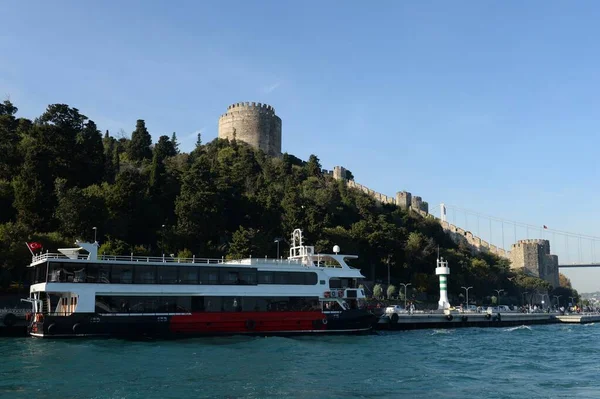 Istanbul Turquía Noviembre 2019 Barco Recreo Fortaleza Rumelihisar Estambul Orillas — Foto de Stock