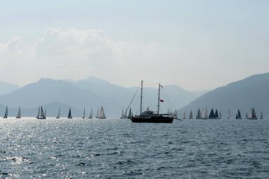 Marmaris, Türkiye - 30 Ekim 2019: Türkiye 'nin Marmaris kenti yakınlarındaki körfezde yatlar