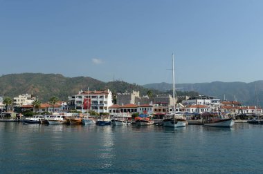 Marmaris, Türkiye - 30 Ekim 2019: Deniz manzaralı Marmaris şehri. Türkiye