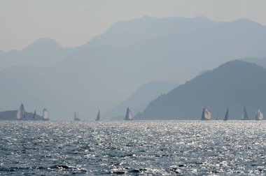 Marmaris, Türkiye - 30 Ekim 2019: Türkiye 'nin Marmaris kenti yakınlarındaki körfezde yatlar