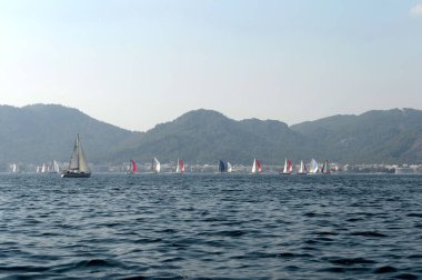 Marmaris, Türkiye - 30 Ekim 2019: Türkiye 'nin Marmaris kenti yakınlarındaki körfezde yatlar