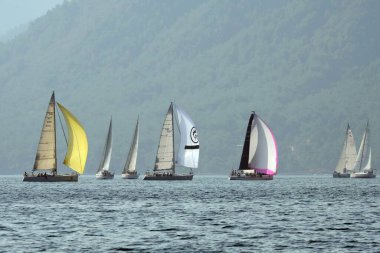 Marmaris, Türkiye - 30 Ekim 2019: Türkiye 'nin Marmaris kenti yakınlarındaki körfezde yatlar