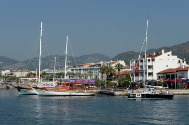 MARİS, TURKEY - 30 Ekim 2019: Türkiye 'nin Marmaris kentinin rıhtımında bulunan deniz gemileri