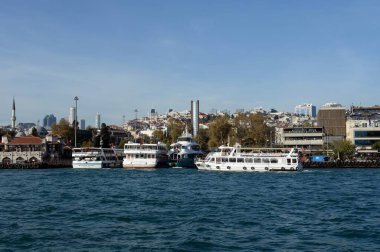 İSTANBUL, TURKEY - 3 Kasım 2019: Boğazdaki Beşiktaş rıhtımındaki zevk tekneleri. İstanbul