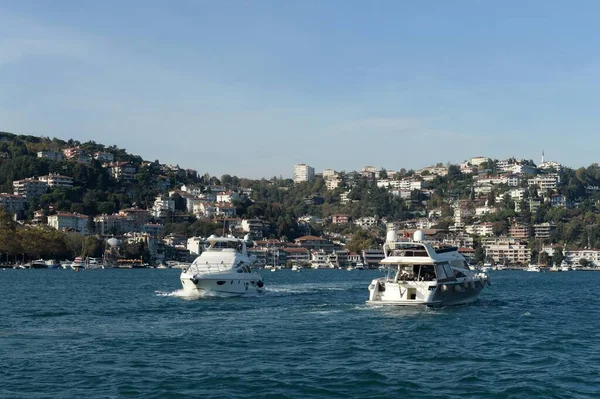 İstanbul, Türkiye - 3 Kasım 2019: İstanbul Boğazı 'nda motorlu yatlar. İstanbul