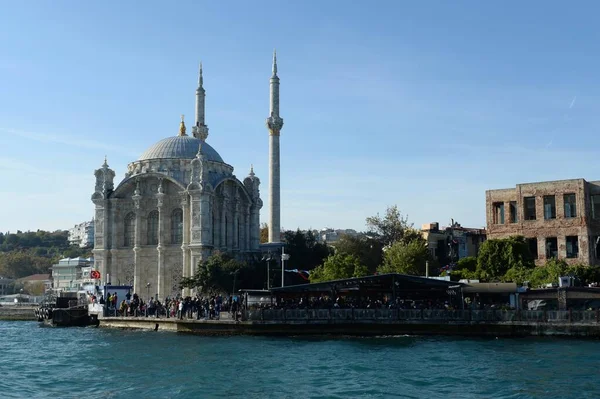 İstanbul, Türkiye - 3 Kasım 2019: Ortakoy Camii İstanbul Boğazı 'ndan Bakış