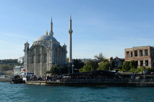トルコのイスタンブール 11月3 2019 ボスポラスからのOrtakoyモスクの眺め イスタンブール — ストック写真