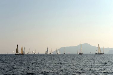 Marmaris, Türkiye - 30 Ekim 2019: Türkiye 'nin Marmaris kenti yakınlarındaki Ege Denizi' nde Yatlar