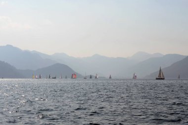 Marmaris, Türkiye - 30 Ekim 2019: Türkiye 'nin Marmaris kenti yakınlarındaki körfezde yatlar