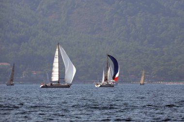 Marmaris, Türkiye - 30 Ekim 2019: Türkiye 'nin Marmaris kenti yakınlarındaki körfezde yatlar