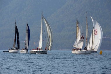Marmaris, Türkiye - 30 Ekim 2019: Türkiye 'nin Marmaris kenti yakınlarındaki körfezde yatlar