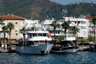 Marmaris, TURKEY - 30 Ekim 2019: Marmaris şehrinin gezinti güvertesinde deniz eğlence tekneleri. Türkiye
