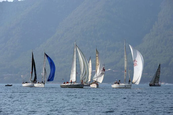 Marmaris, Türkiye - 30 Ekim 2019: Türkiye 'nin Marmaris kenti yakınlarındaki körfezde yatlar