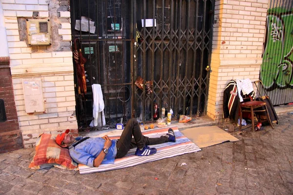 Seville Spanyolország Július 2011 Egy Ismeretlen Hajléktalan Ember Alszik Egy — Stock Fotó