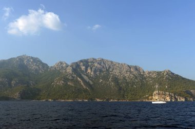 Marmaris, Turkey - 30 Ekim 2019: Marmaris kenti yakınlarında Ege Denizi. Türkiye