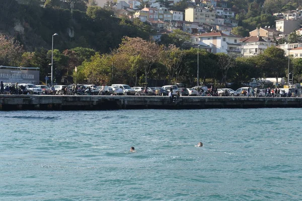 イスタンブール トルコ 11月3 2019 男性はイスタンブールの堤防の近くのボスポルス海峡で泳ぐ — ストック写真
