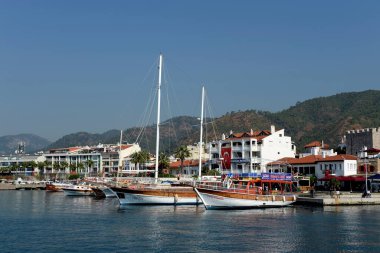 MARİS, TURKEY - 30 Ekim 2019: Türkiye 'nin Marmaris kentinin seddindeki deniz gemileri