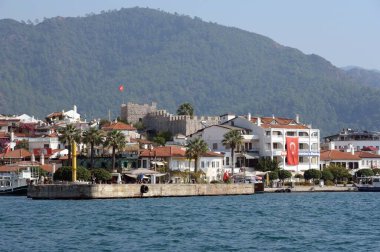 Marmaris, Türkiye - 30 Ekim 2019: Deniz manzaralı Marmaris şehri. Türkiye