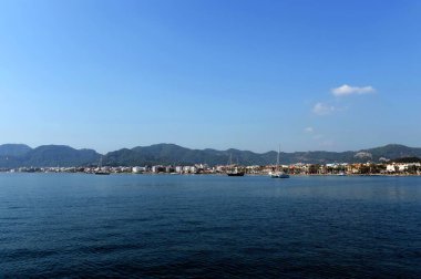 Marmaris, Türkiye - 30 Ekim 2019: Deniz manzaralı Marmaris şehri. Türkiye