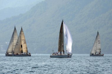 Marmaris, Türkiye - 30 Ekim 2019: Türkiye 'nin Marmaris kenti yakınlarındaki körfezde yatlar