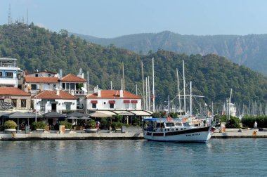Marmaris, Türkiye - 30 Ekim 2019: Deniz manzaralı Marmaris şehri. Türkiye