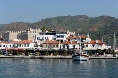 Marmaris, Türkiye - 30 Ekim 2019: Deniz manzaralı Marmaris şehri. Türkiye