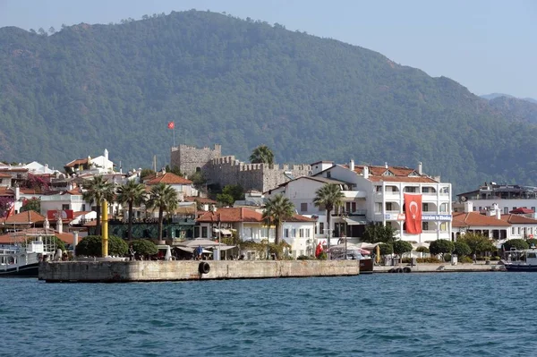 Marmaris, Türkiye - 30 Ekim 2019: Deniz manzaralı Marmaris şehri. Türkiye
