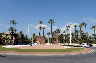 ELCHE, İspanya - 20 Eylül 2018: Elche 'deki Alcalde Vicente Quiles Bulvarı' nda modern bir heykel sergisi. İspanya