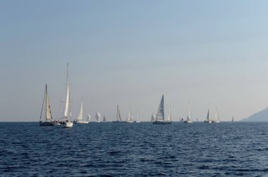 Marmaris, Türkiye - 30 Ekim 2019: Türkiye 'nin Marmaris kenti yakınlarındaki Ege Denizi' nde Yatlar