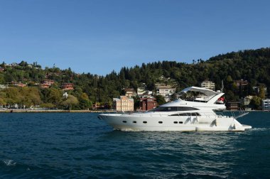 İSTANBUL, TURKEY - 3 Kasım 2019: boğazdaki motor yatı. İstanbul