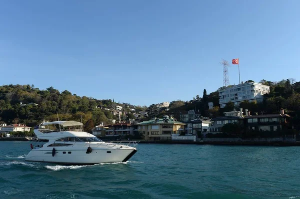 İSTANBUL, TURKEY - 3 Kasım 2019: boğazdaki motor yatı. İstanbul