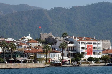 Marmaris, Türkiye - 30 Ekim 2019: Deniz manzaralı Marmaris şehri. Türkiye