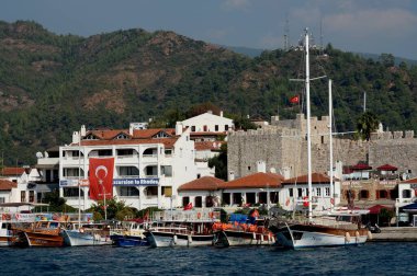 Marmaris, Türkiye - 30 Ekim 2019: Deniz manzaralı Marmaris şehri. Türkiye