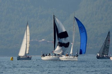 Marmaris, Türkiye - 30 Ekim 2019: Türkiye 'nin Marmaris kenti yakınlarındaki körfezde yatlar
