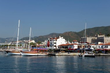 MARİS, TURKEY - 30 Ekim 2019: Türkiye 'nin Marmaris kentinin seddindeki deniz gemileri