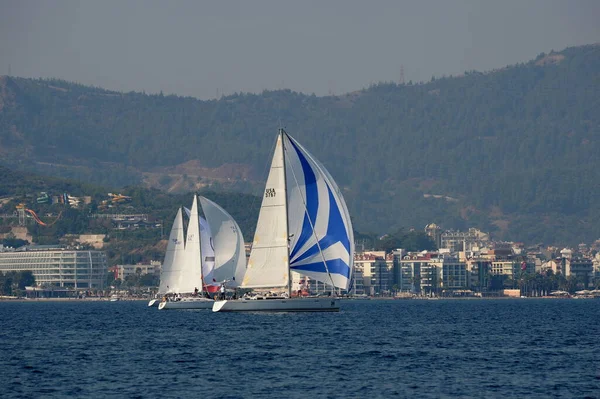 Marmaris, Türkiye - 30 Ekim 2019: Türkiye 'nin Marmaris kenti yakınlarındaki körfezde yatlar