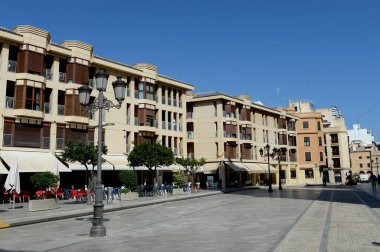 Elçi, İspanya - 20 Eylül 2018: Elche şehrindeki Placa del Congres Öksürük Meydanı. İspanya