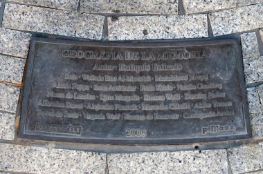 ELCHE, İspanya - 20 Eylül 2018: Geografia de la Memoria heykelinin işareti, eski Moorish şehri Elche, Elche, Alicante eyaleti, Valencia Topluluğu, Costa Blance, İspanya, Avrupa