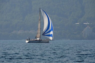 MARİS, TURKEY - 30 Ekim 2019 Türkiye 'nin Marmaris kenti yakınlarındaki körfezde Yat