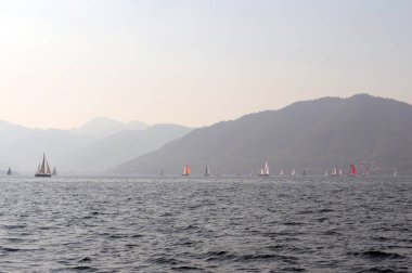 Marmaris, Türkiye - 30 Ekim 2019: Türkiye 'nin Marmaris kenti yakınlarındaki körfezde yatlar