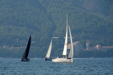 Marmaris, Türkiye - 30 Ekim 2019: Türkiye 'nin Marmaris kenti yakınlarındaki körfezde yatlar