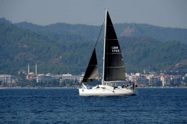 MARİS, TURKEY - 30 Ekim 2019 Türkiye 'nin Marmaris kenti yakınlarındaki körfezde Yat