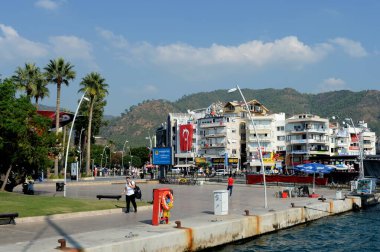 MARİS, TURKEY - 30 Ekim 2019: Ege Denizi üzerindeki Türkiye 'nin Marmaris kentinde gezinti güvertesi