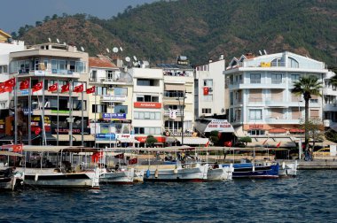 Marmaris, Turkey - 30 Ekim 2019: Marmaris şehrinin rıhtımında deniz eğlence tekneleri. Türkiye
