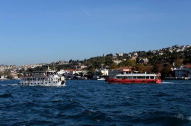 İSTANBUL, TURKEY - 3 Kasım 2019: İstanbul 'da İstanbul Boğazı' nın Asya tarafında yolcu zevk tekneleri