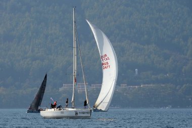 Marmaris, Türkiye - 30 Ekim 2019: Türkiye 'nin Marmaris kenti yakınlarındaki körfezde yatlar