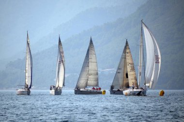 Marmaris, Türkiye - 30 Ekim 2019: Türkiye 'nin Marmaris kenti yakınlarındaki körfezde yatlar