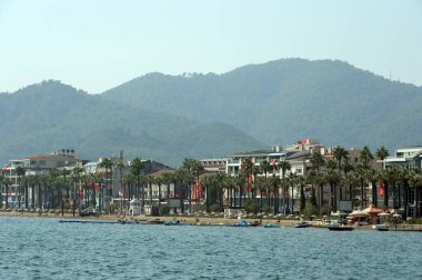 Marmaris, Türkiye - 30 Ekim 2019: Deniz manzaralı Marmaris şehri. Türkiye
