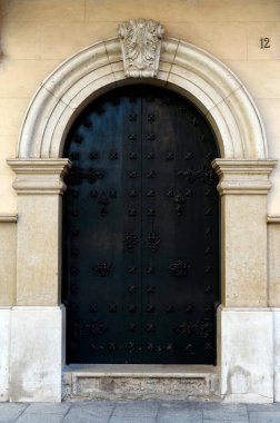 ELCHE, SPAIN - 20 Eylül 2018: Elche 'deki Placa de Santa Maria' daki bir binanın eski kapısı